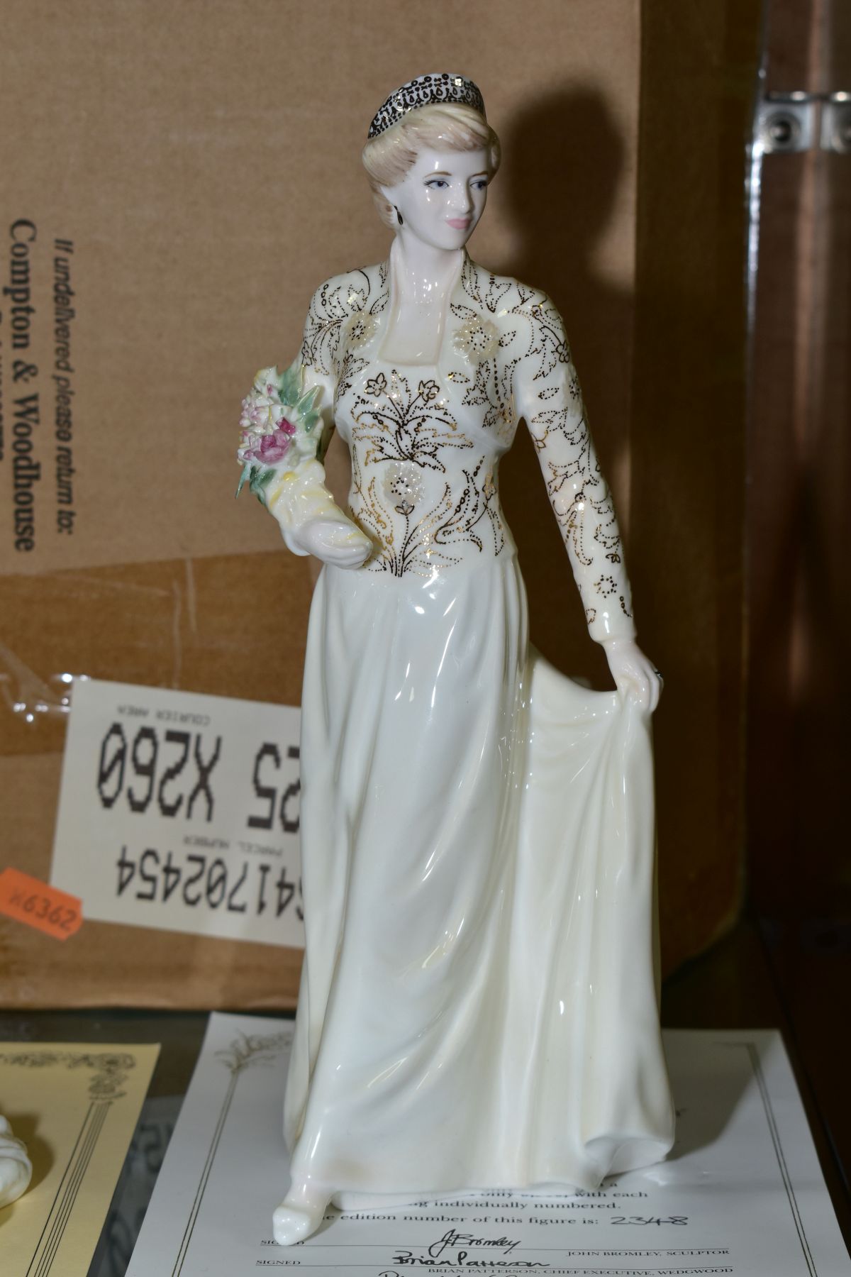 SEVEN COALPORT LIMITED EDITION ROYAL BRIDES 'Princess Alexandra' No1235/7500 with plinth, 'Queen - Bild 2 aus 10