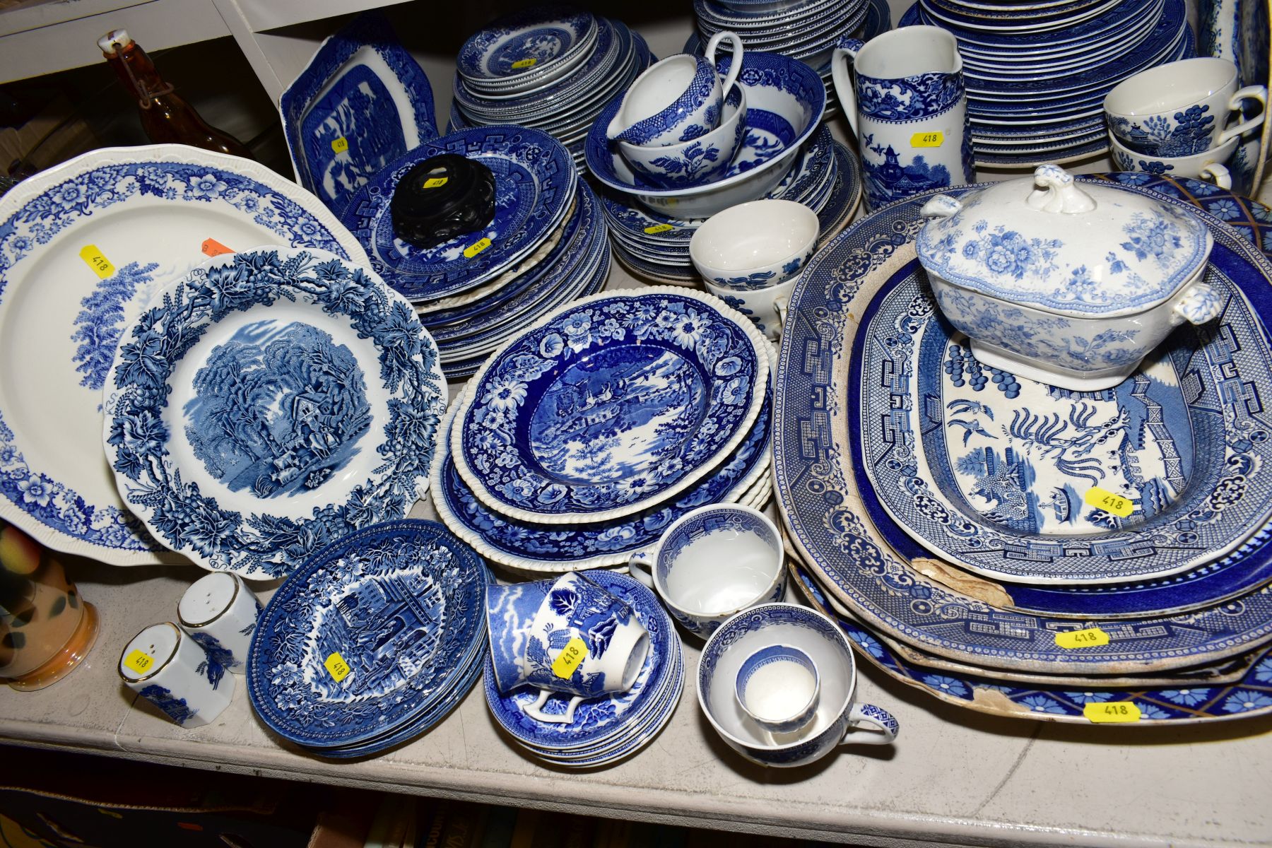 A QUANTITY OF BLUE AND WHITE DECORATED POTTERY AND PORCELAIN, including six Prunus blossom ginger - Bild 4 aus 5