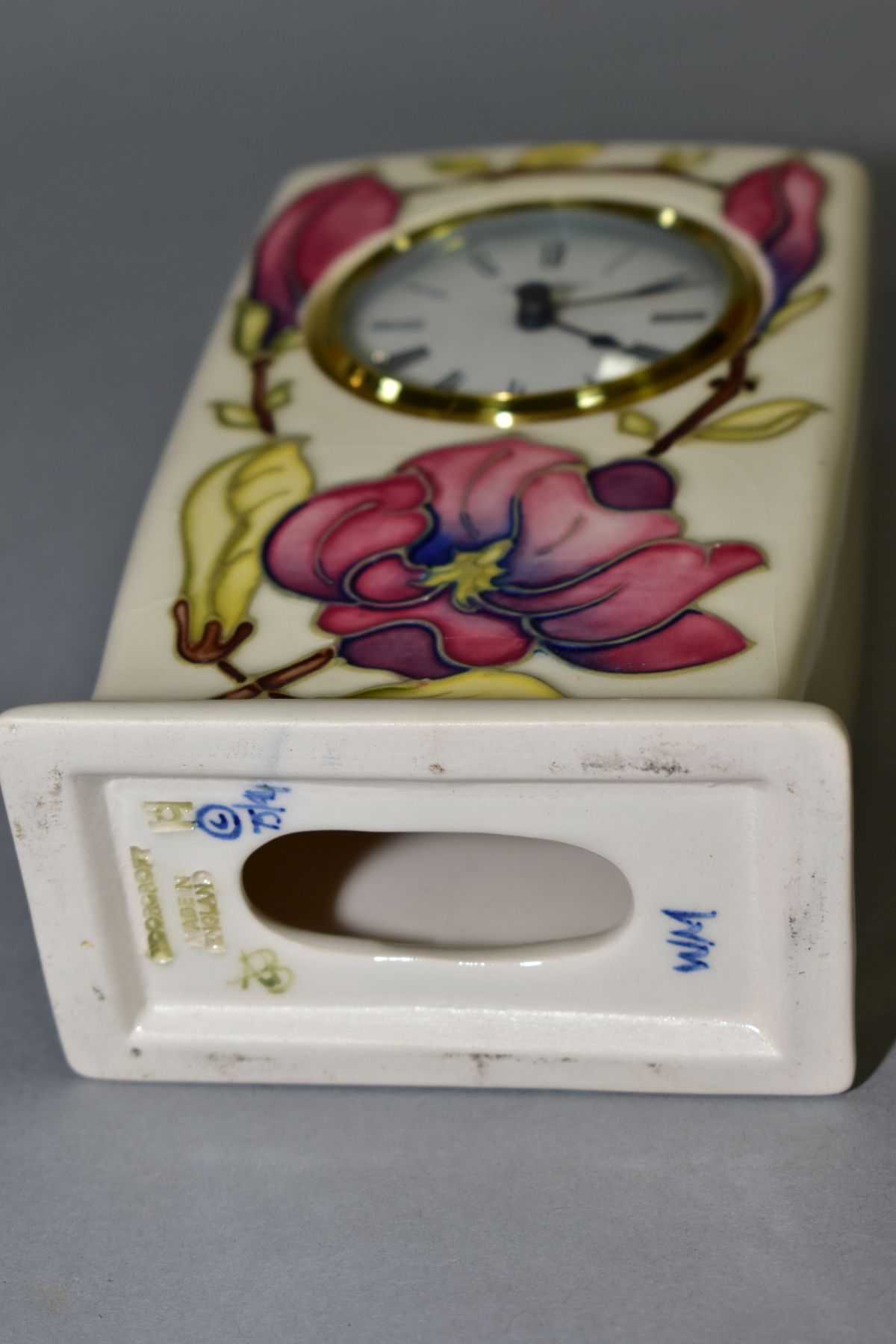 A MOORCROFT POTTERY QUARTZ MANTEL CLOCK, pink magnolia design on a cream ground, impressed and - Bild 4 aus 4