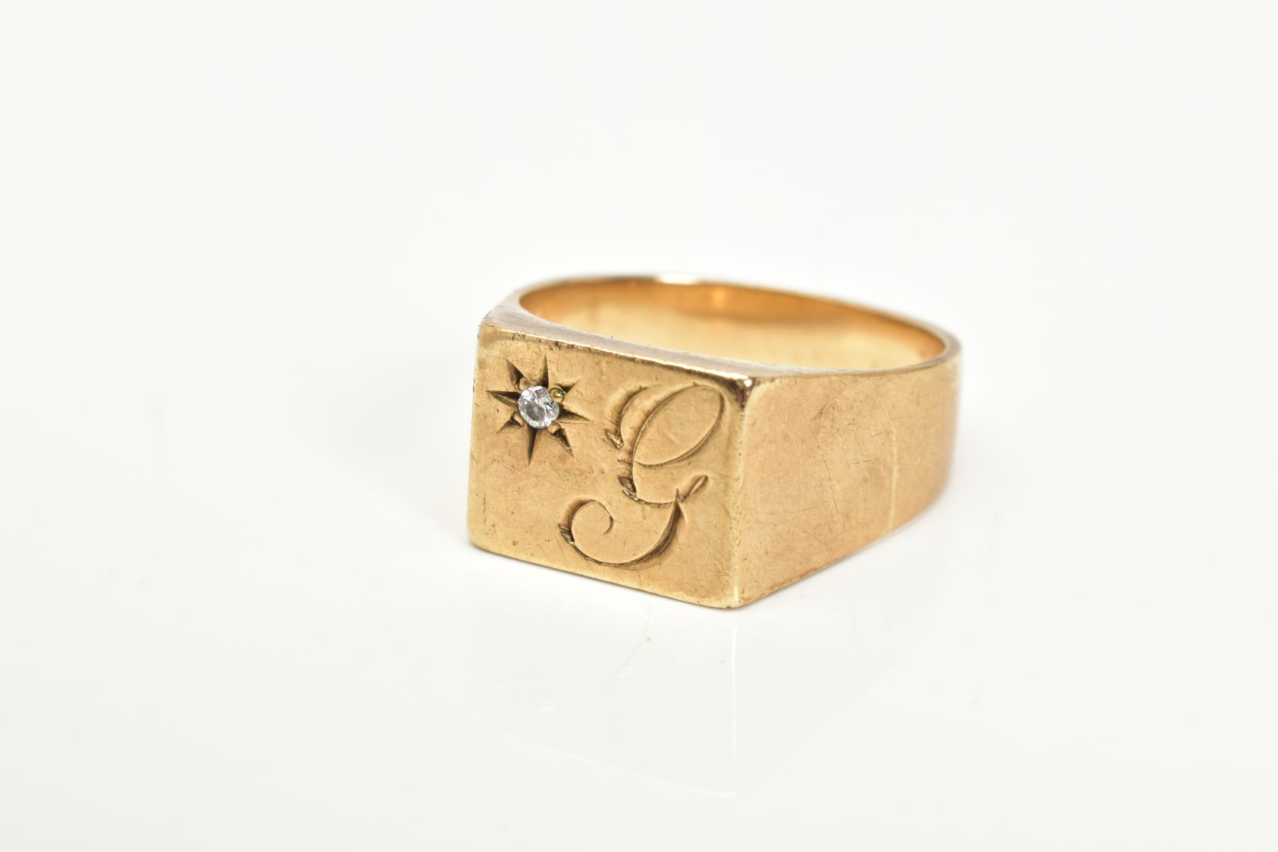 A GENTLEMANS 9CT GOLD SIGNET RING, designed with a square with engraved initial, set with a single