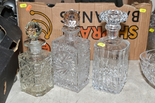 A MISCELLANEOUS COLLECTION OF GLASSWARE, mostly cut glass including bowls, decanters, biscuit - Bild 9 aus 11