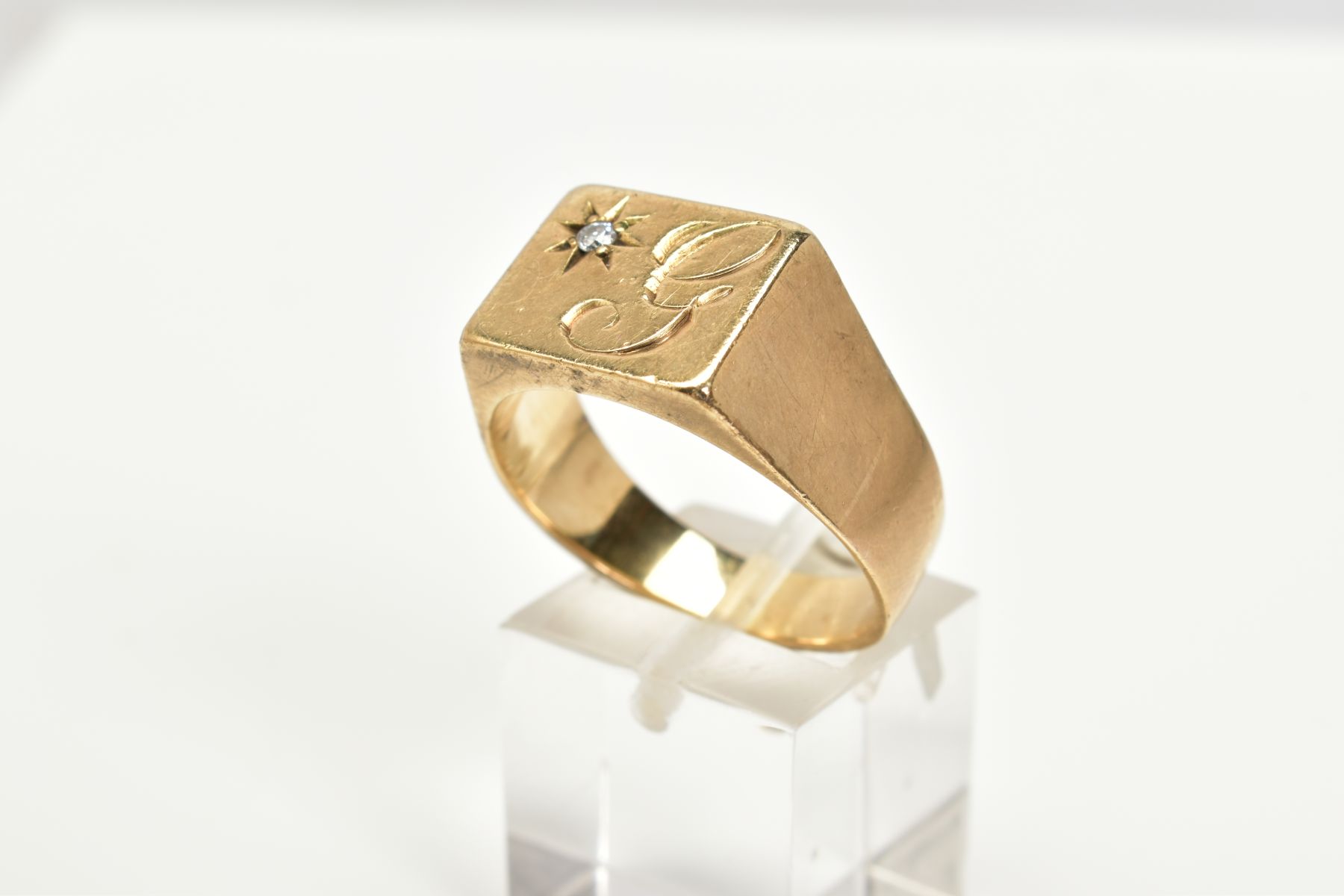 A GENTLEMANS 9CT GOLD SIGNET RING, designed with a square with engraved initial, set with a single - Image 2 of 3