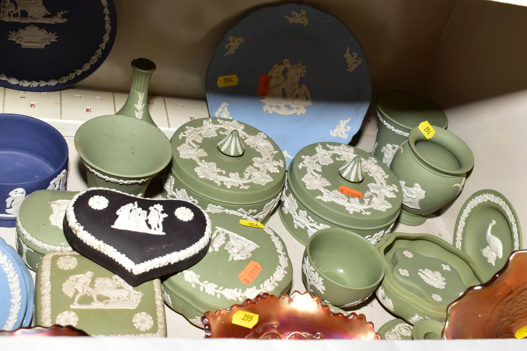 A COLLECTION OF WEDGWOOD JASPERWARE AND DUDSON JASPERWARE, including dark blue jasperware c1875 - Bild 7 aus 7