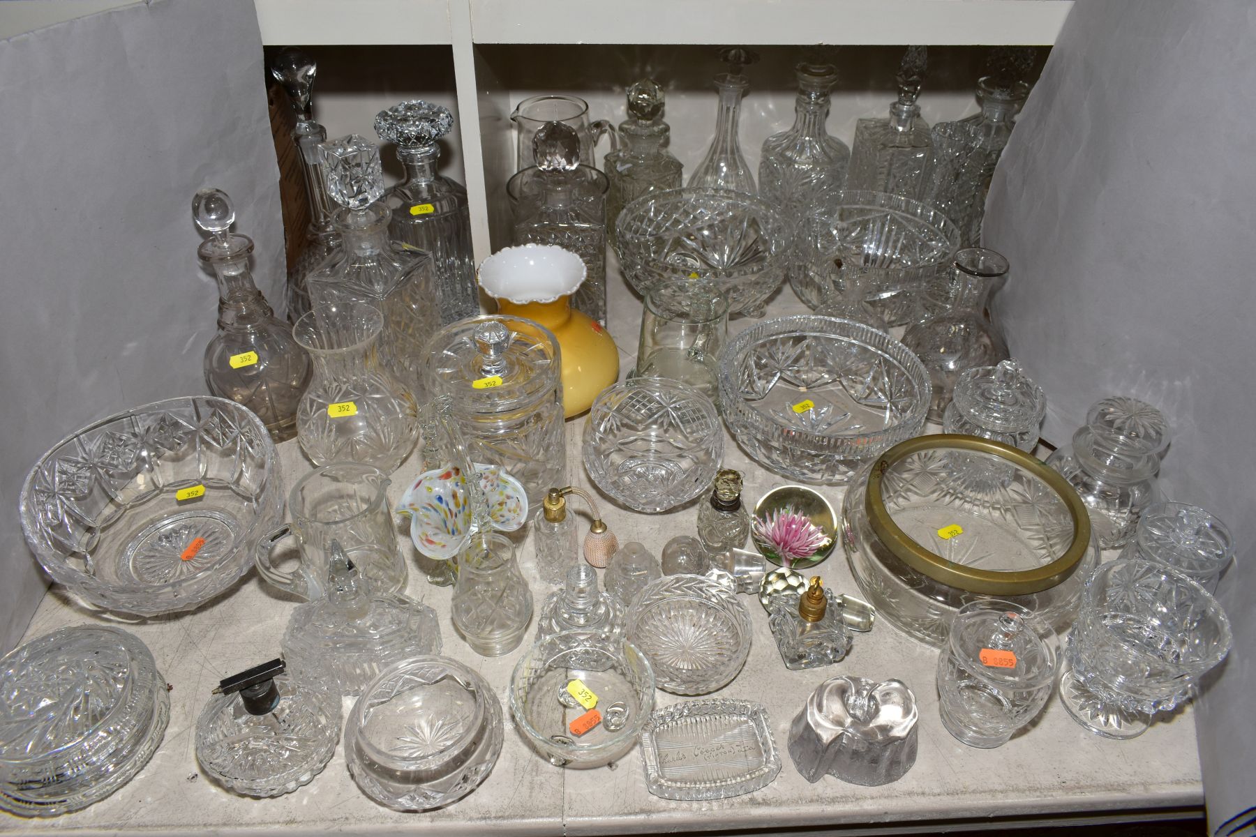 A MISCELLANEOUS COLLECTION OF GLASSWARE, mostly cut glass including bowls, decanters, biscuit - Bild 4 aus 11