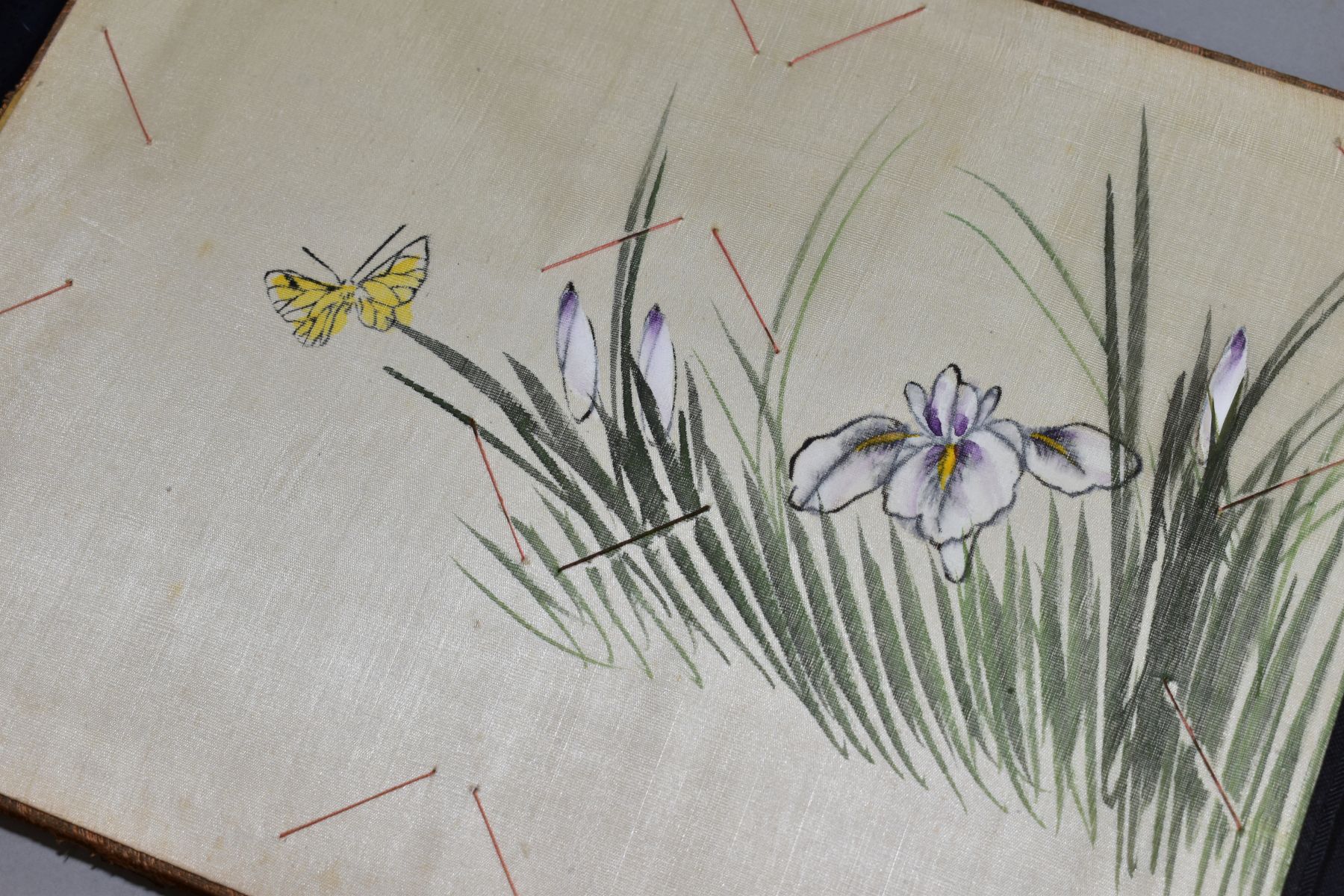 A SHIBYAMA LAQUERED PHOTOGRAPH/POSTCARD ALBUM, containing 20 leaves of painted silk illustrations, - Image 6 of 8