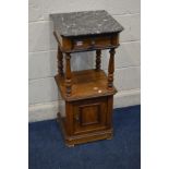 AN EARLY 20TH CENTURY WALNUT POT CUPBOARD, black veined marble top with a single drawer, 40cm
