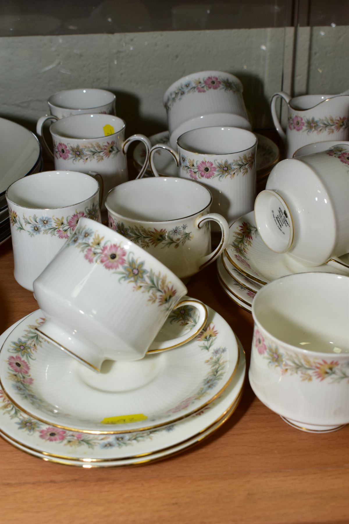 ROYAL ALBERT 'LADY CARLYLE' TEAWARES, comprising teapot, milk jug, sugar bowl, five teacups, six - Bild 2 aus 4