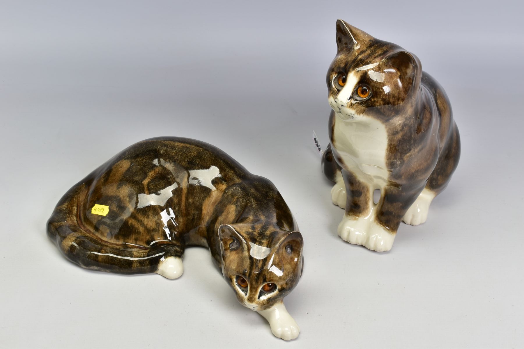 TWO LARGE MIKE LINTON POTTERY CATS, one seated, height 29cm (ear restored) and the other lying, - Bild 2 aus 5