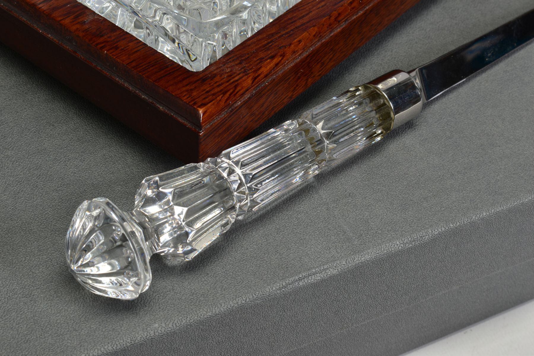 A BOXED WATERFORD CRYSTAL DESK SET, comprising a quartz clock and a pen stand with pen set in a - Bild 2 aus 5