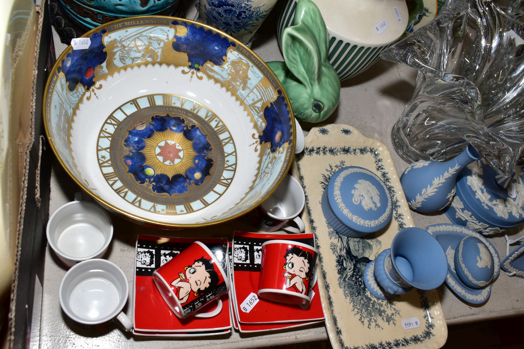 A GROUP OF CERAMICS AND GLASSWARE, including Wedgwood pale blue Jasperware, a Royal Worcester - Bild 2 aus 5