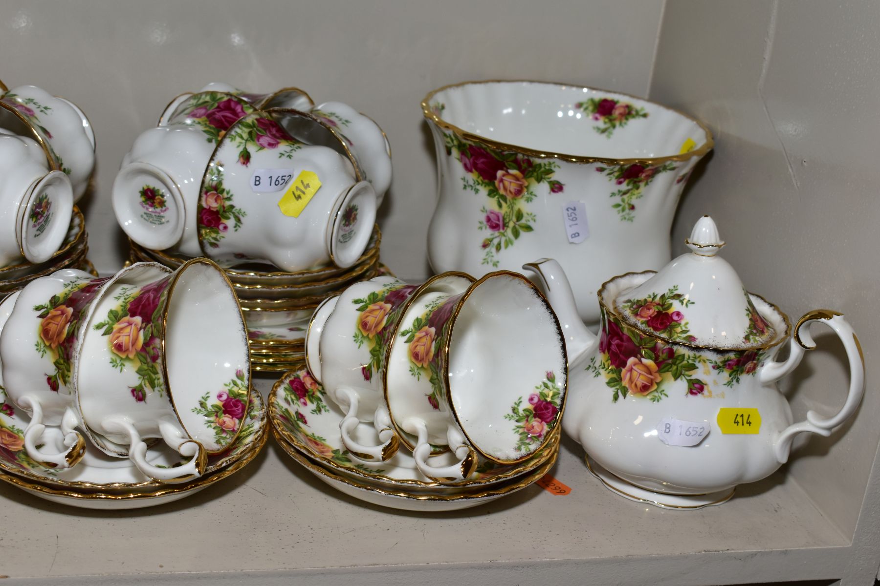 A QUANTITY OF ROYAL ALBERT OLD COUNTRY ROSES TEA WARES, ETC, some seconds, comprising two bread - Bild 2 aus 4