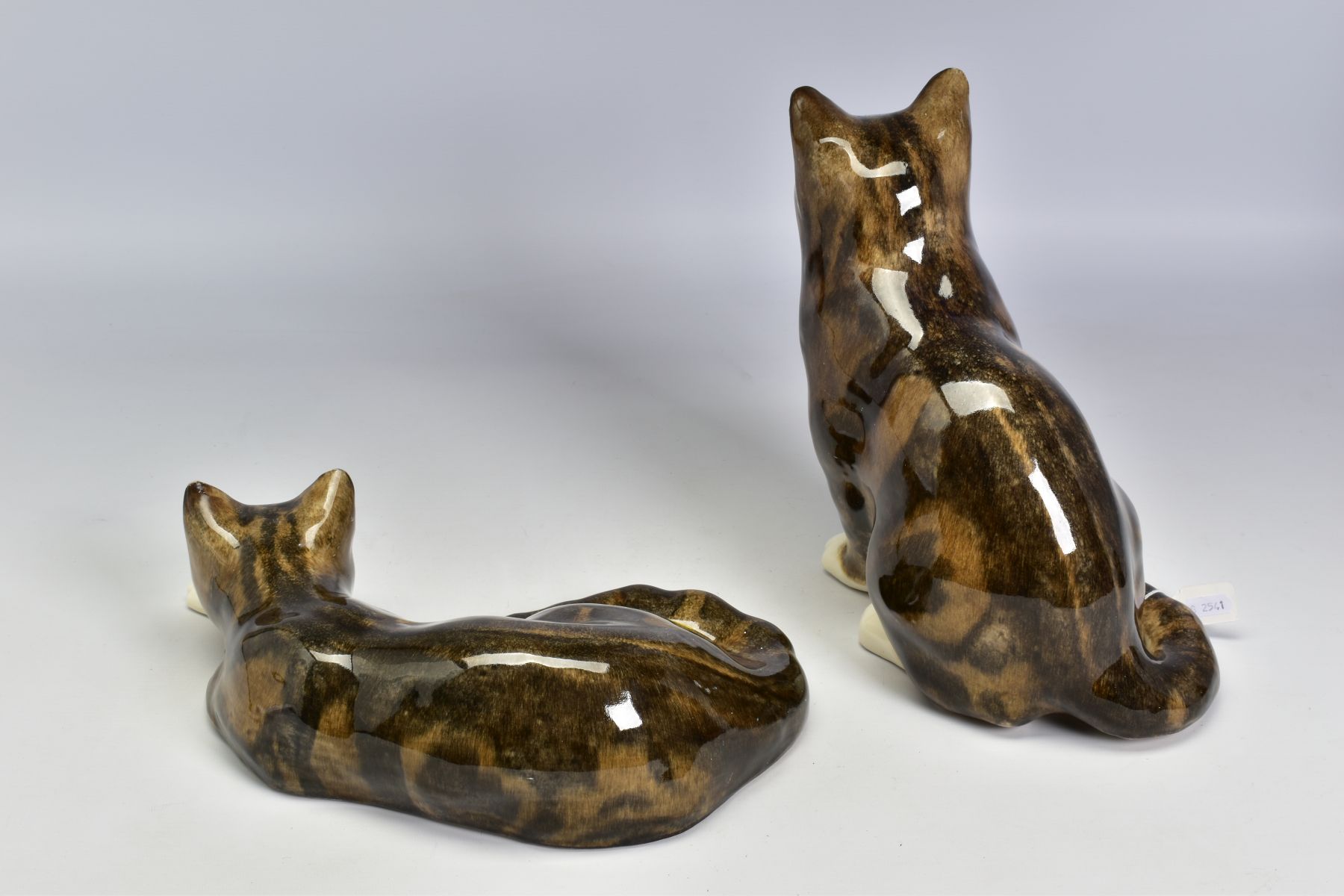 TWO LARGE MIKE LINTON POTTERY CATS, one seated, height 29cm (ear restored) and the other lying, - Bild 3 aus 5