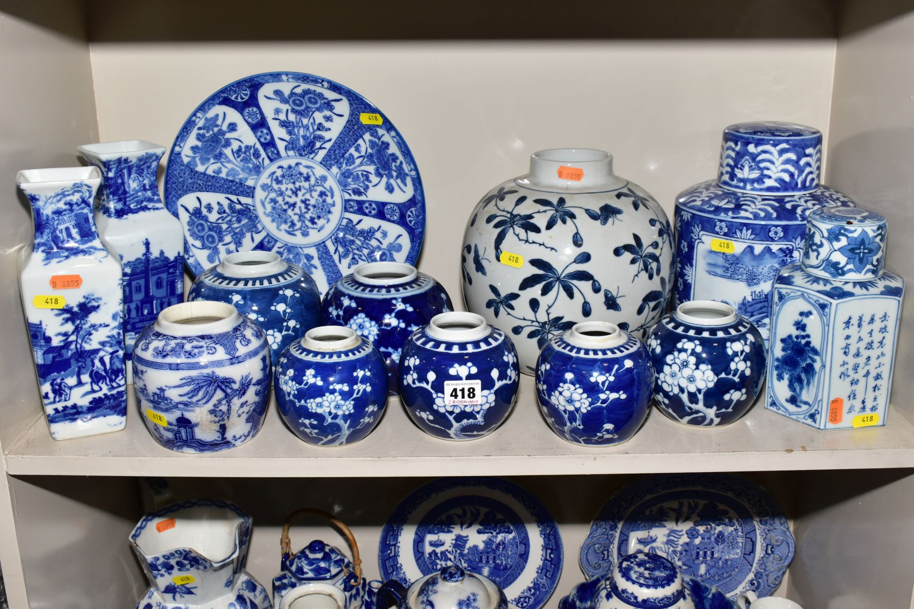 A QUANTITY OF BLUE AND WHITE DECORATED POTTERY AND PORCELAIN, including six Prunus blossom ginger - Bild 2 aus 5