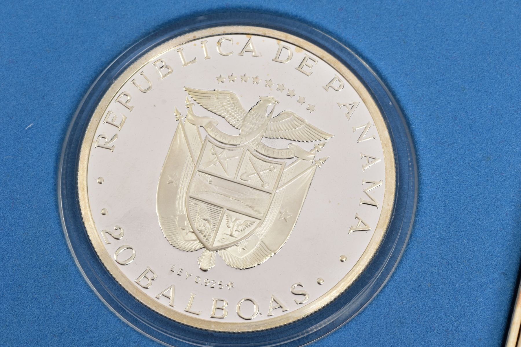 TWO 1974 REPUBLICA DA PANAMA 20 BALBOAS COINS, each within a protective plastic case, accompanied - Image 2 of 4