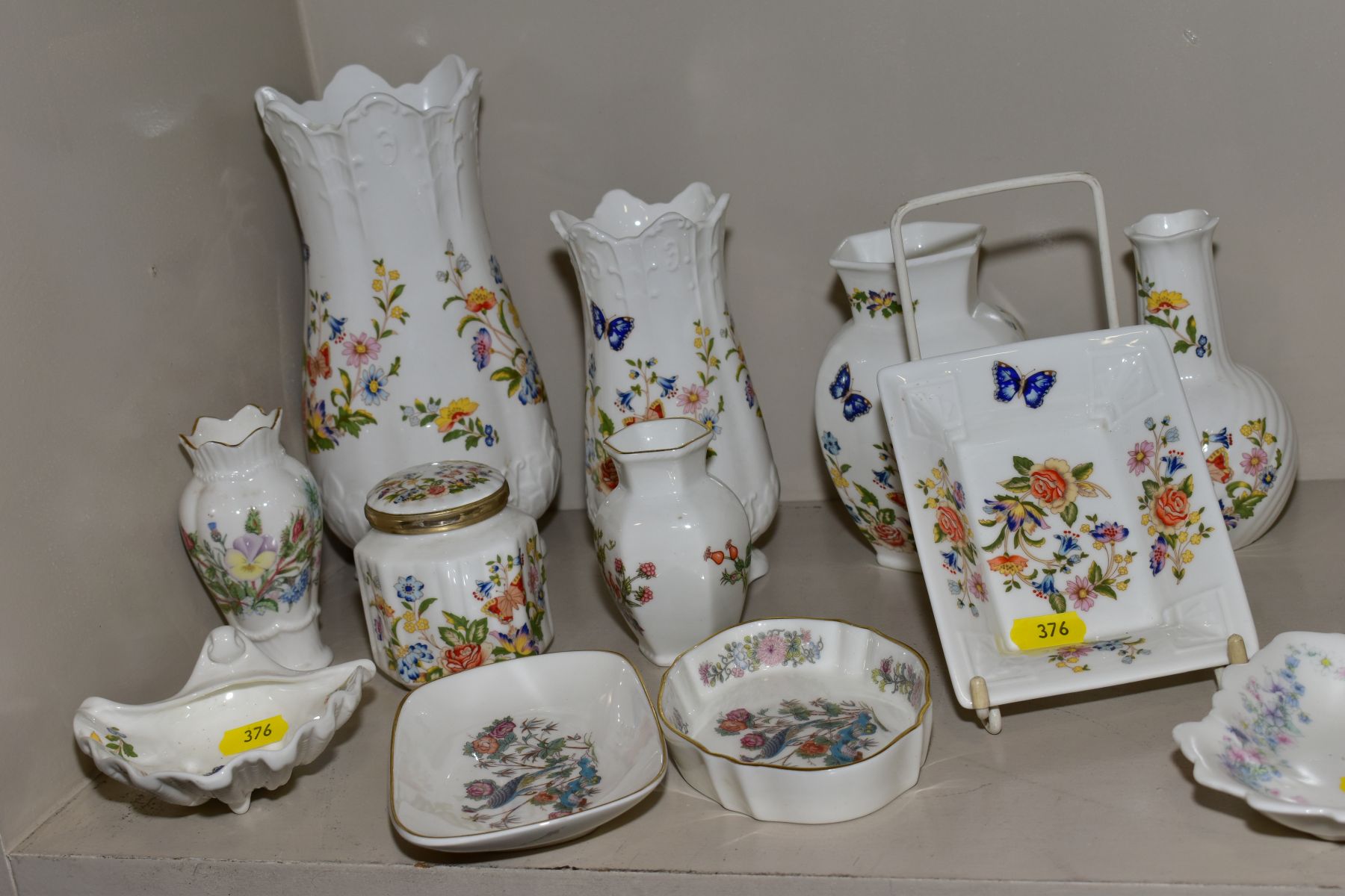 A QUANTITY OF WEDGWOOD AND AYNSLEY BONE CHINA GIFTWARE, patterns include Wild Strawberry, Kutani - Bild 3 aus 3