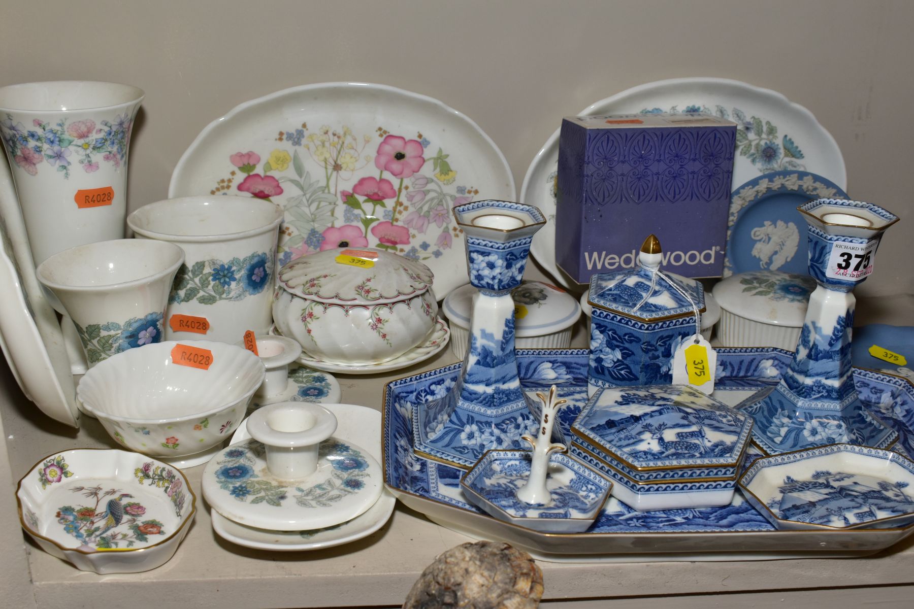A WEDGWOOD BONE CHINA BLUE AND WHITE FALLOW DEER PRINTED SEVEN PIECE DRESSING TABLE SET, brown - Bild 4 aus 4