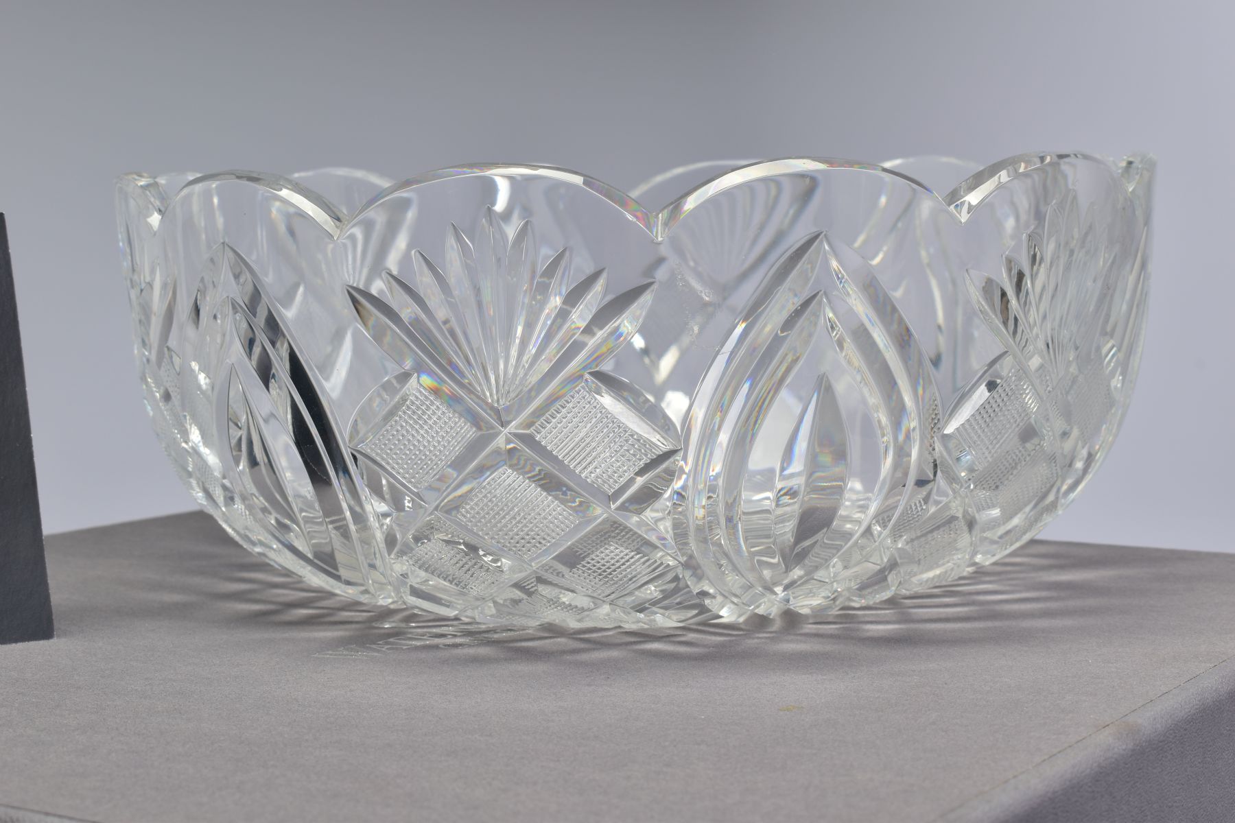 A BOXED WATERFORD CRYSTAL ARTISAN CRAFTSMAN BOWL, with scalloped edge, stamped to base, height - Bild 2 aus 3