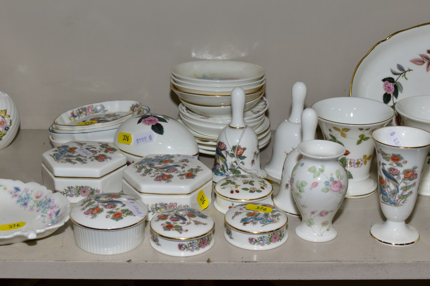 A QUANTITY OF WEDGWOOD AND AYNSLEY BONE CHINA GIFTWARE, patterns include Wild Strawberry, Kutani - Bild 2 aus 3