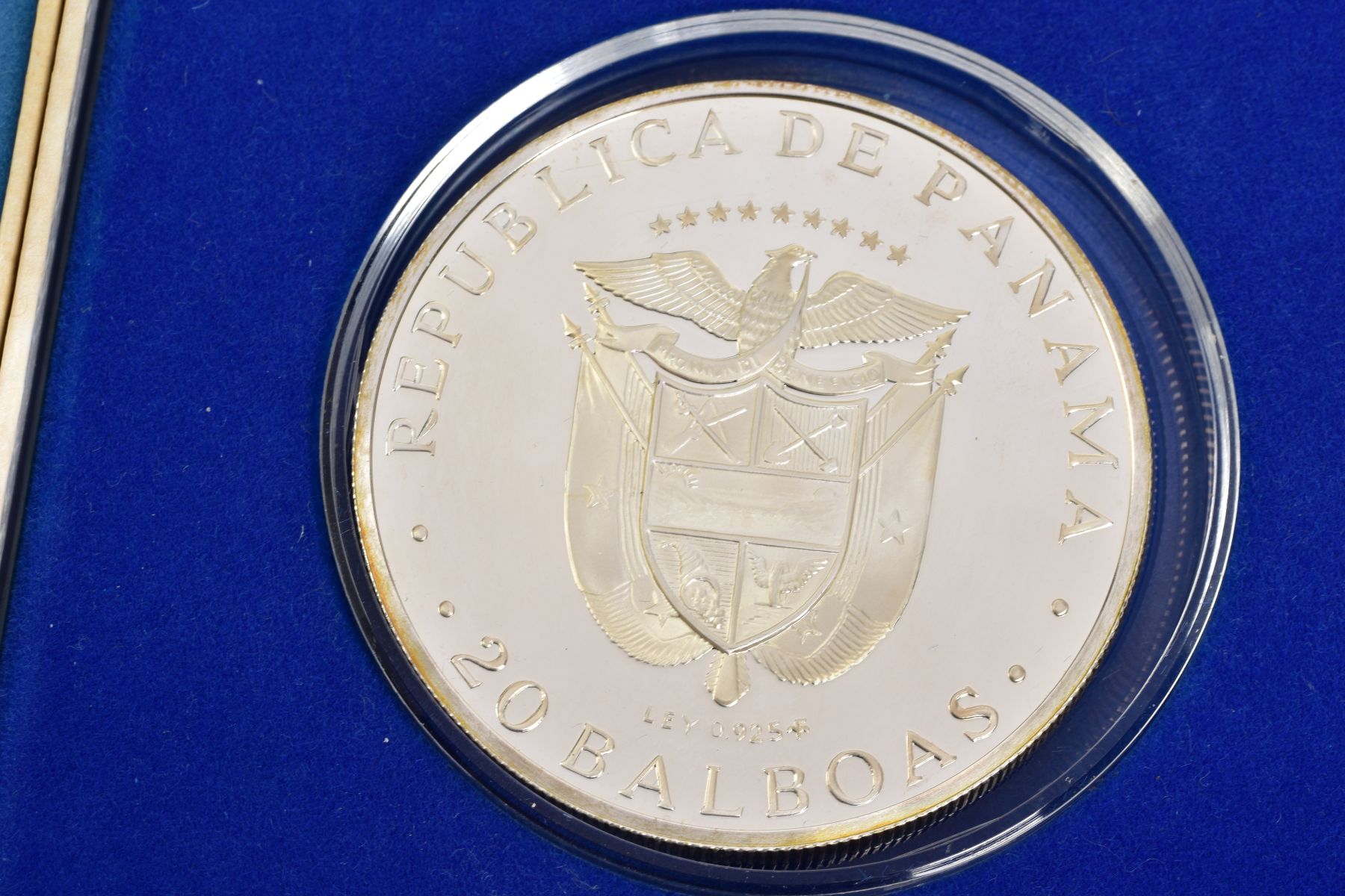 TWO 1974 REPUBLICA DA PANAMA 20 BALBOAS COINS, each within a protective plastic case, accompanied - Image 3 of 4