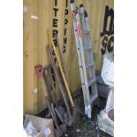 A COLLECTION OF VINTAGE GARDEN TOOLS and a 180cm aluminium step ladder (16)
