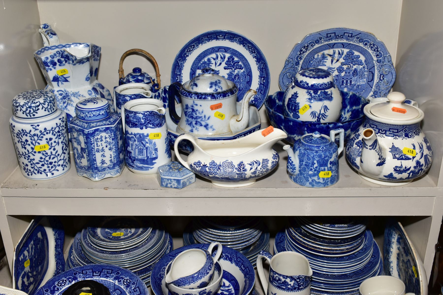 A QUANTITY OF BLUE AND WHITE DECORATED POTTERY AND PORCELAIN, including six Prunus blossom ginger - Bild 3 aus 5