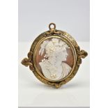 A YELLOW METAL SWIVEL MEMORIAL CAMEO PENDANT, the oval cameo panel depicting a lady in profile