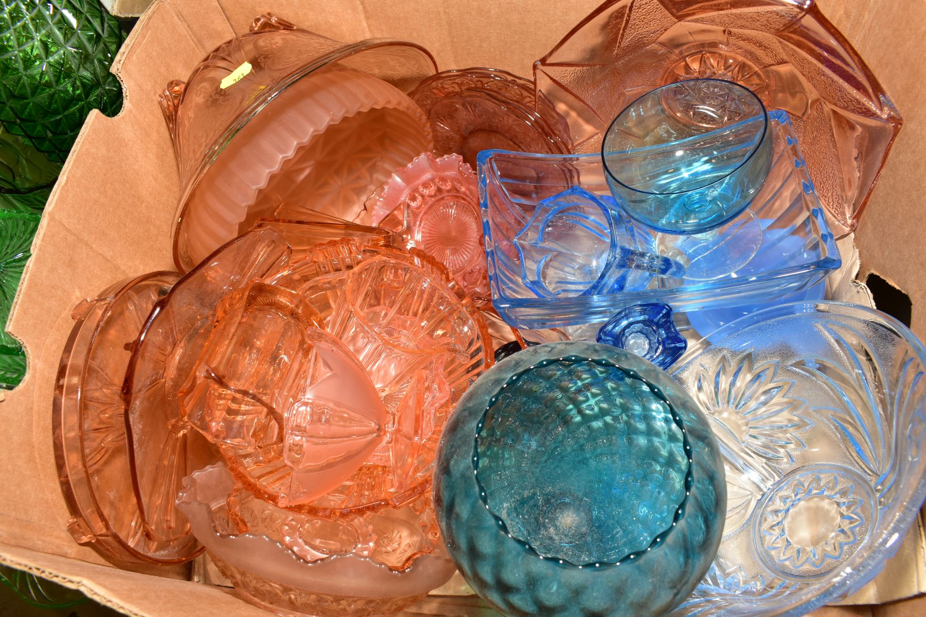 THREE BOXES AND LOOSE OF COLOURED GLASS AND CUT GLASS, including pressed glass in green, pink and - Bild 4 aus 6