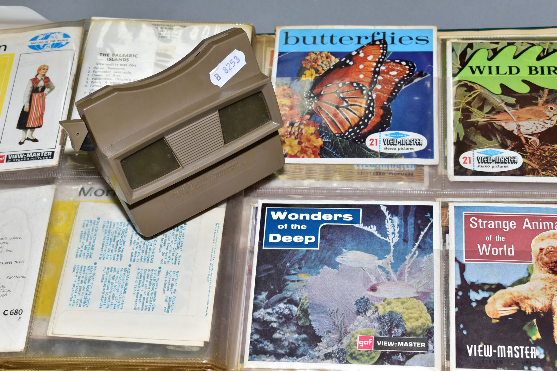 A SAWYERS VIEW-MASTER, with a folder of stereo pictures of various countries, a tin containing - Bild 6 aus 6