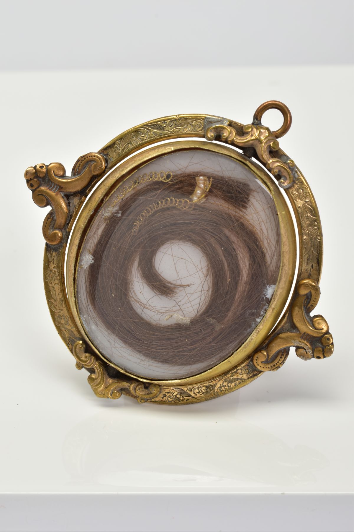 A YELLOW METAL SWIVEL MEMORIAL CAMEO PENDANT, the oval cameo panel depicting a lady in profile - Image 3 of 4