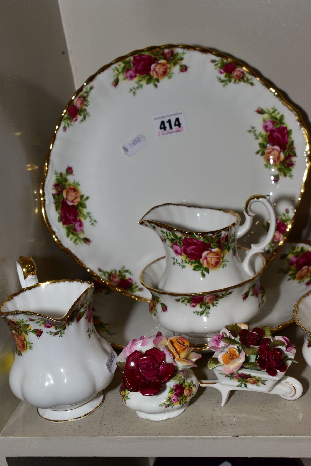 A QUANTITY OF ROYAL ALBERT OLD COUNTRY ROSES TEA WARES, ETC, some seconds, comprising two bread - Bild 4 aus 4