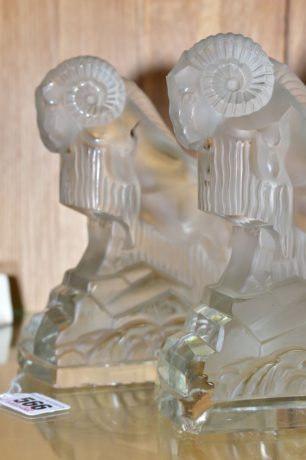 A PAIR OF ART DECO FROSTED GLASS FIGURES OF RAMS, on rectangular clear glass bases, height ????, ( - Bild 3 aus 5