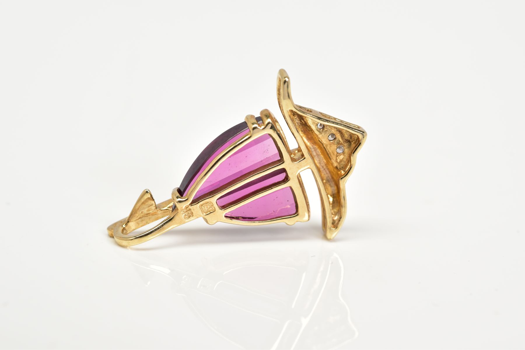 AN AMETHYST AND DIAMOND PENDANT, the yellow metal pendant in the form of a yacht, set with garnet - Image 2 of 3