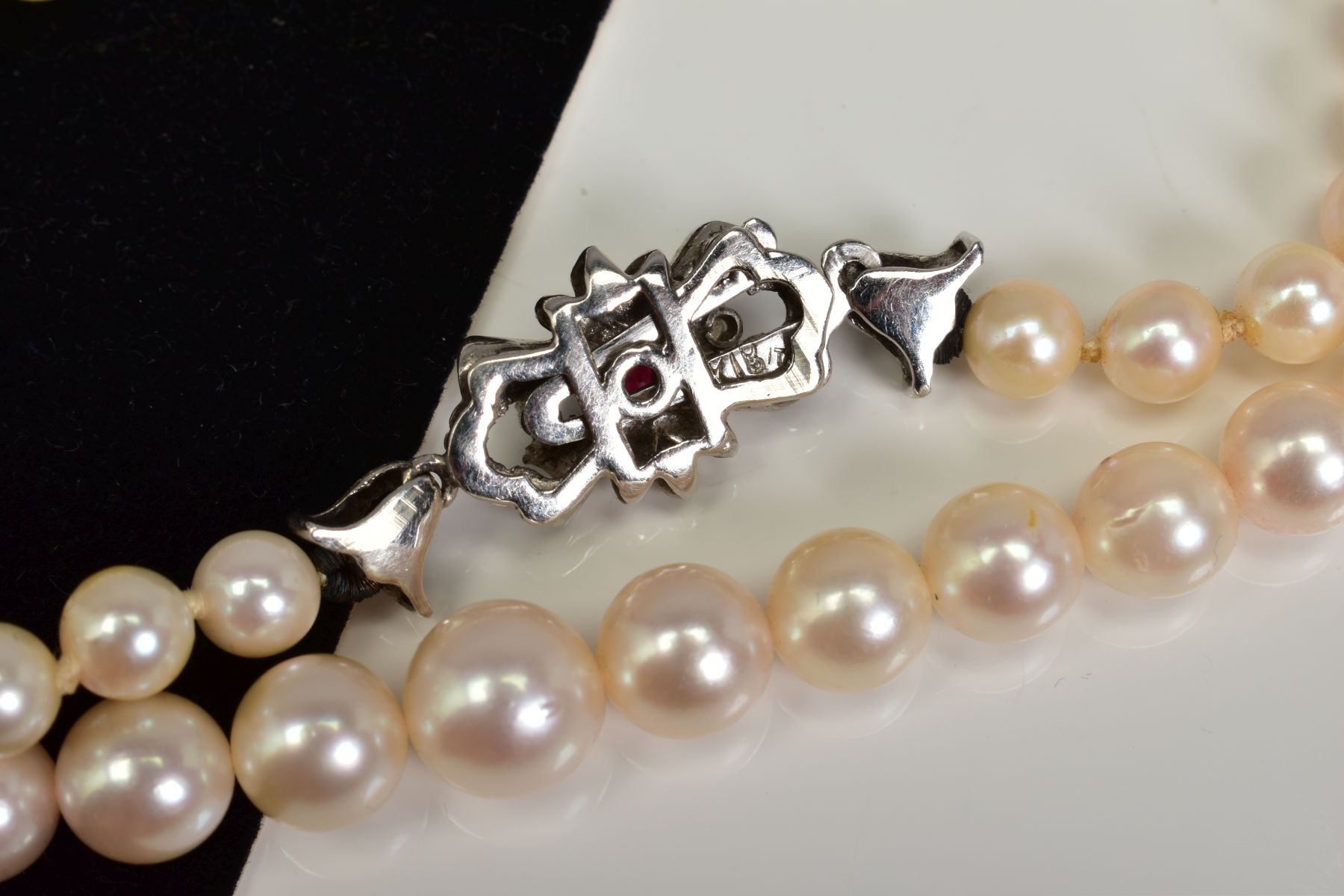 A CULTURED PEARL STRAND NECKLACE WITH 18CT GOLD CLASP, graduated pearl strand fitted to a white gold - Image 3 of 3