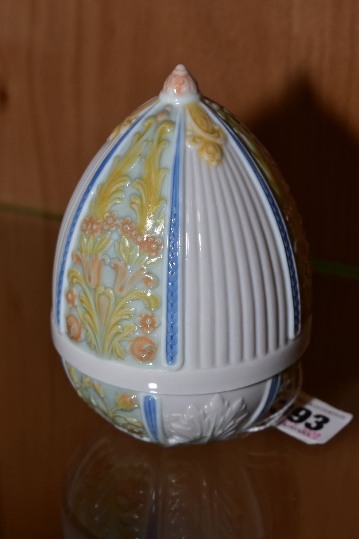 A LLADRO PORCELAIN 'SUMMER EGG' No 6293, containing a vase of roses, total height 13cm - Image 3 of 4