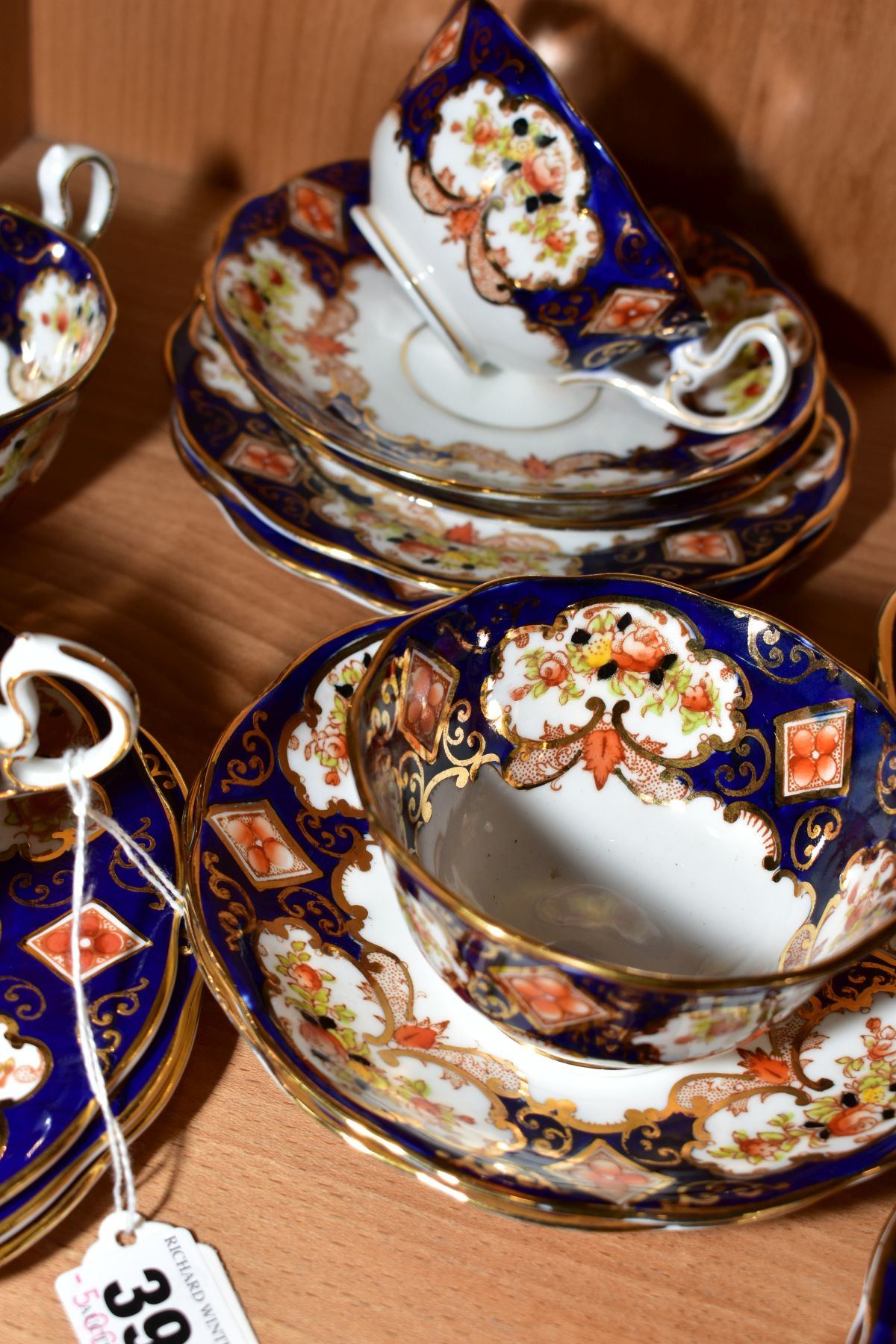 A MATCHED ROYAL ALBERT CROWN CHINA TEASET, Heirloom pattern and pattern No.4534, Heirloom set - Image 5 of 5