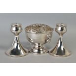 AN ELIZABETH II SILVER ROSE BOWL, with wire grille, lion mask ring handles, short pedestal with