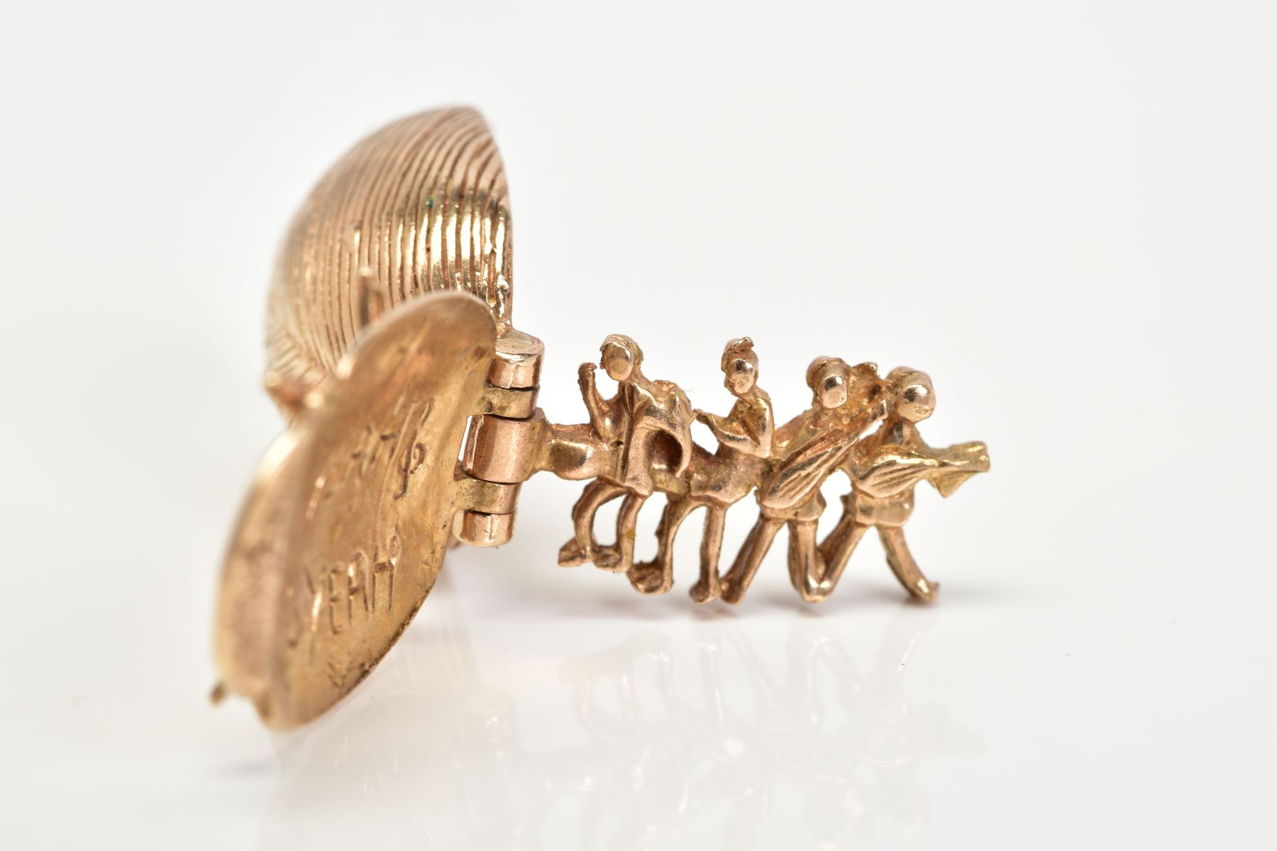 A 9CT GOLD BEATLES CHARM, in the form of a beetle opens to reveal four figures, John, Paul, Ringo - Image 5 of 6