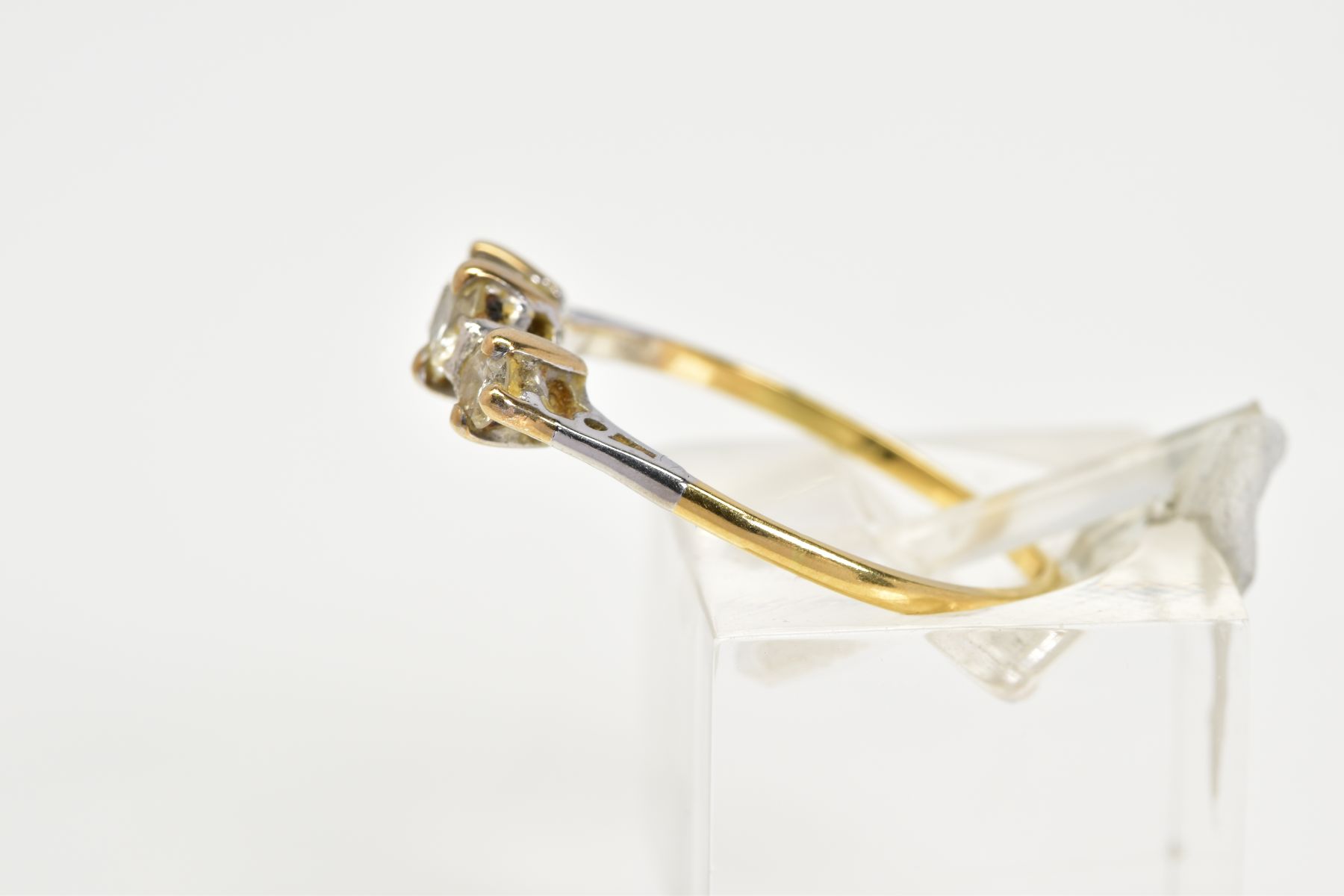 A YELLOW METAL THREE STONE DIAMOND RING, designed with three claw set, graduated round brilliant cut - Image 2 of 3