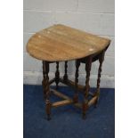 A SMALL EARLY 20TH CENTURY OAK OVAL TOPPED BARLEY TWIST GATE LEG TABLE