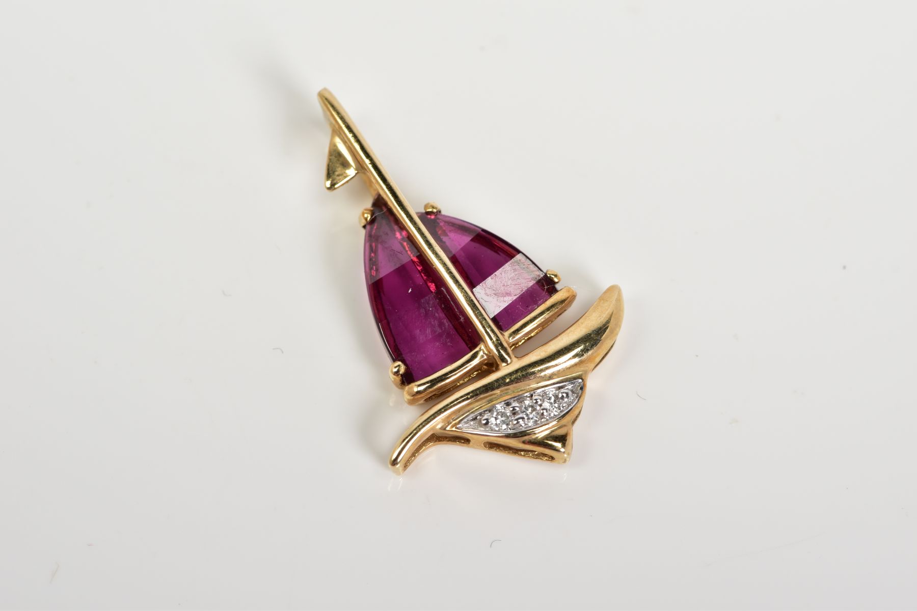AN AMETHYST AND DIAMOND PENDANT, the yellow metal pendant in the form of a yacht, set with garnet - Image 3 of 3