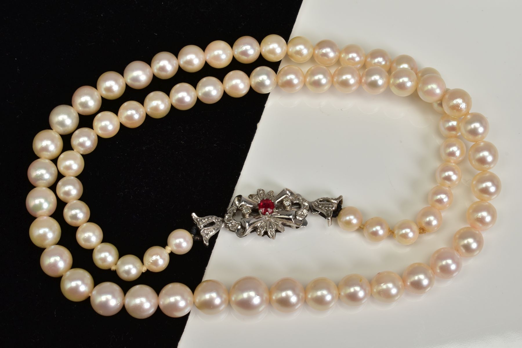A CULTURED PEARL STRAND NECKLACE WITH 18CT GOLD CLASP, graduated pearl strand fitted to a white gold