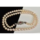 A CULTURED PEARL STRAND NECKLACE WITH 18CT GOLD CLASP, graduated pearl strand fitted to a white gold
