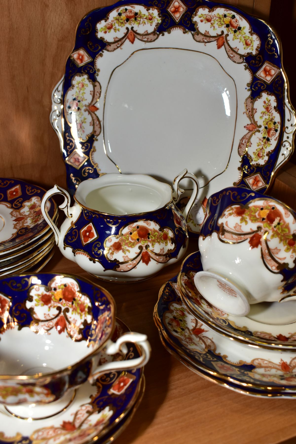A MATCHED ROYAL ALBERT CROWN CHINA TEASET, Heirloom pattern and pattern No.4534, Heirloom set - Image 3 of 5