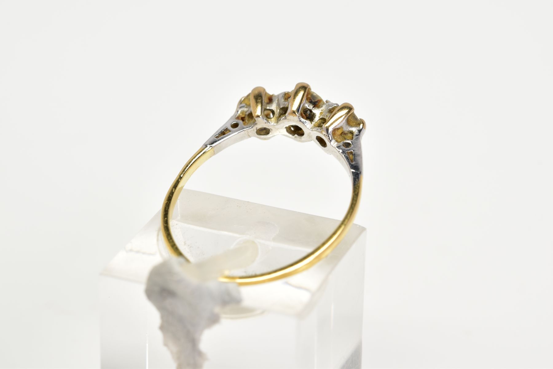 A YELLOW METAL THREE STONE DIAMOND RING, designed with three claw set, graduated round brilliant cut - Image 3 of 3