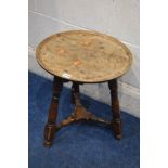 AN EARLY TO MID 20TH CENTURY CIRCULAR OAK DISH TOP LAMP TABLE, on triple turned legs united by