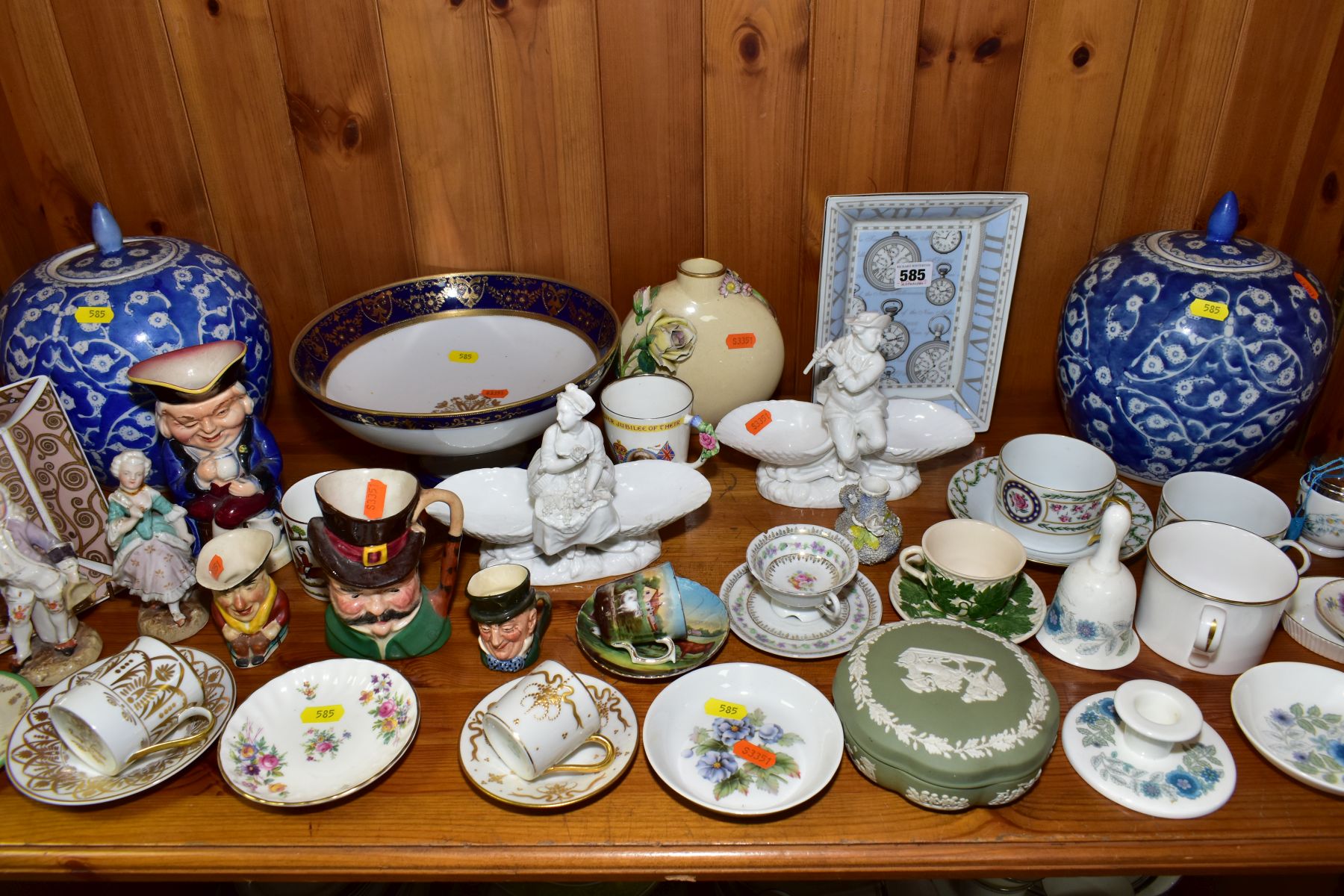 A COLLECTION OF CERAMICS to include Royal Worcester, Minton and Wedgwood trinkets, two 9cm egg