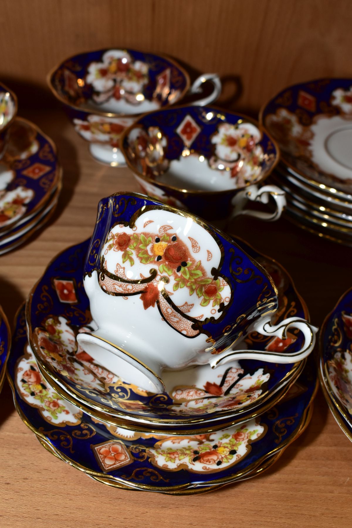 A MATCHED ROYAL ALBERT CROWN CHINA TEASET, Heirloom pattern and pattern No.4534, Heirloom set - Image 4 of 5