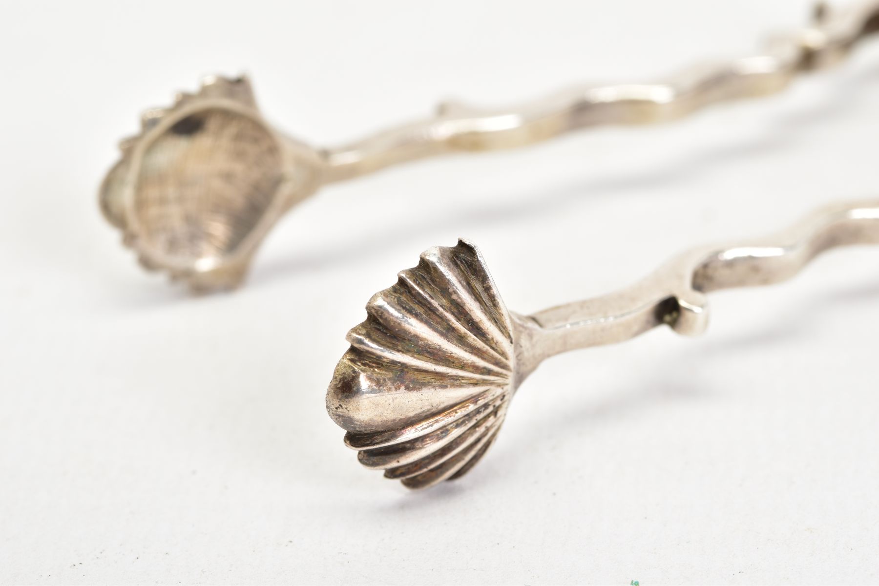 A PAIR OF GEORGIAN SILVER SUGAR TONGS, plain polished design with scallop shell detailing, length - Image 3 of 3