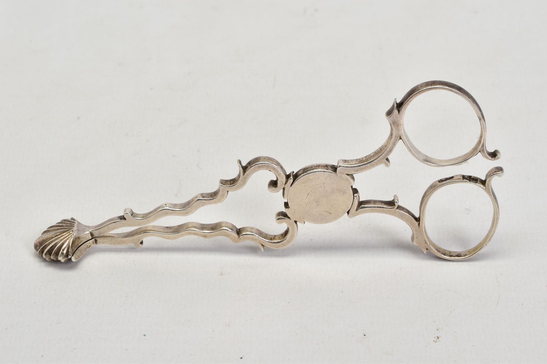 A PAIR OF GEORGIAN SILVER SUGAR TONGS, plain polished design with scallop shell detailing, length - Image 2 of 3