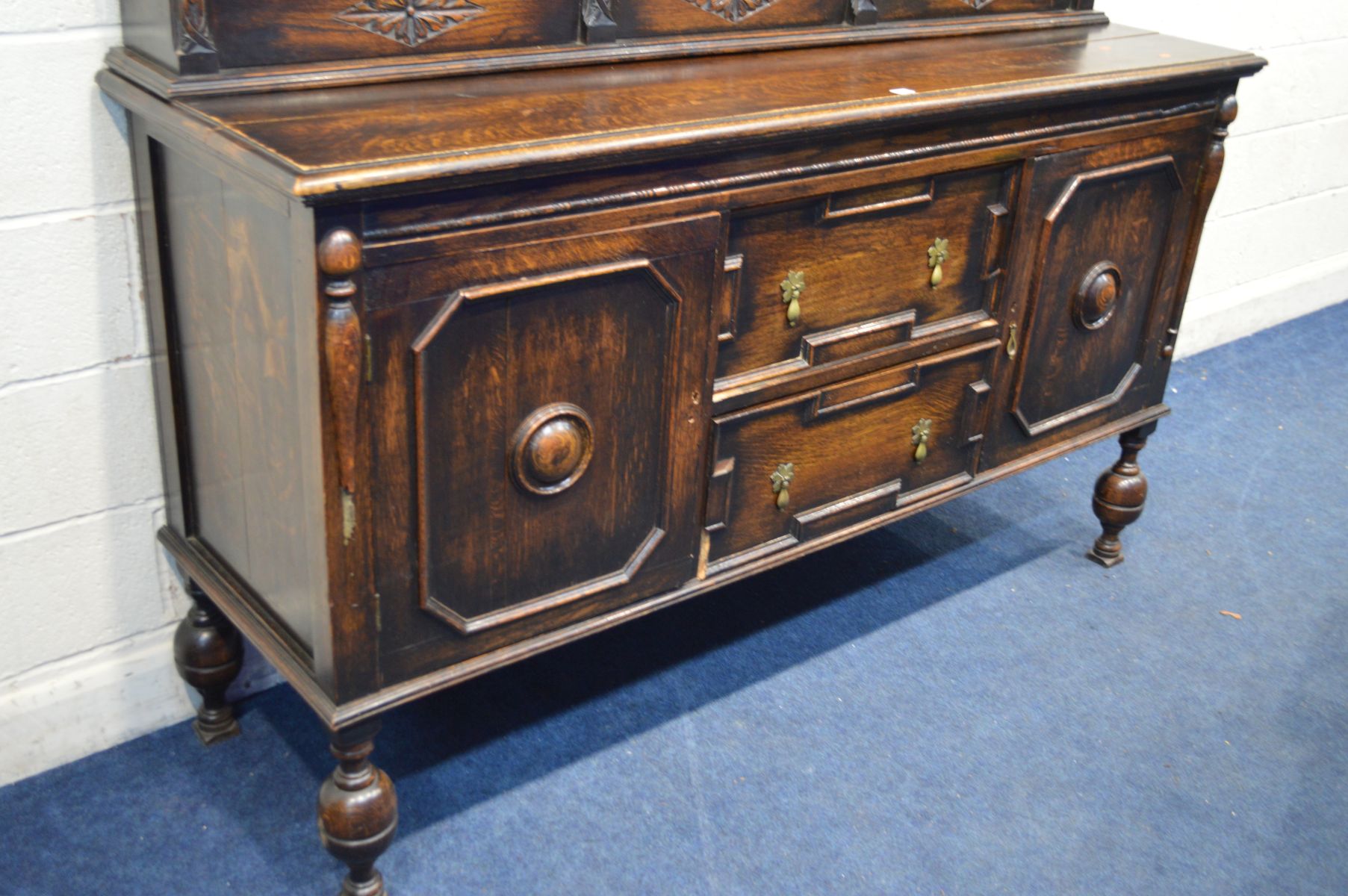 AN EARLY 20TH CENTURY OAK DRESSER, the top section with two open shelves flanking a single - Image 4 of 5